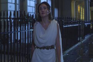 Melissanthu Mahut Calíope en Sandman Netflix.jpg