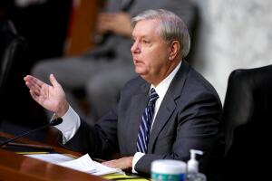 El presidente de la comisión judicial del Senado, el republicano Lindsey Graham, abre la tercera jornada de audiencias para considerar la nominación de Amy Coney Barrett a la Corte Suprema, el 14 de octubre del 2020 en el Congreso.