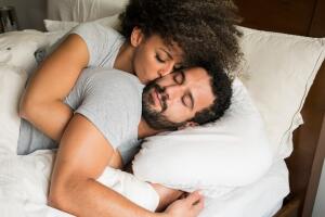 casal-deitado-na-cama.jpg