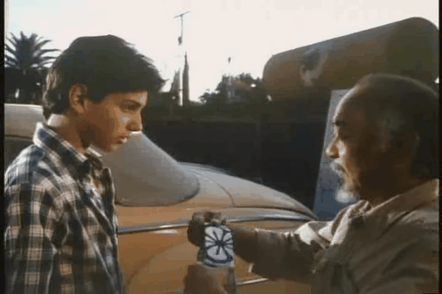 gif señor Miyagi le pone la cinta en la frente a Daniel San