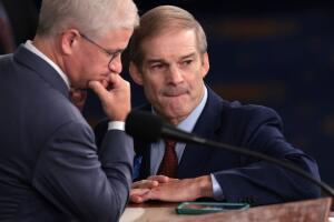 Jim Jordan (der) habla con el presidente interino de la Cámara de Representantes, Patrick McHenry, durante la segunda jornada de votación en el pleno.