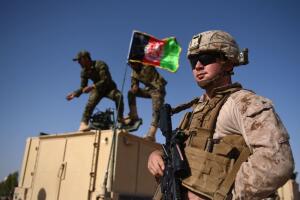 Un marine estadounidense observa el entrenamiento de soldados afganos en una base en la provincia de Helmand en agosto de 2017.