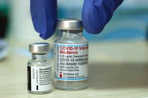 La FDA autoriza refuerzo de las vacunas de Pfizer y Moderna para todos los adultos.