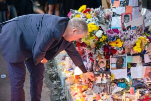 Geoff Payne agradeció las muestras de cariño a su hijo y vio con detenimiento el altar improvisado