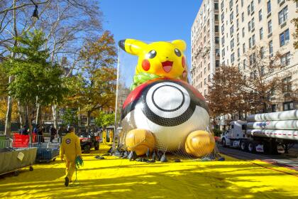 El desfile de Acción de Gracias de los almacenes Macy's de Nueva York regresó este año al completo después de que la pandemia de coronavirus obligara el año pasado a confinarlo en una cuadra y sin público.