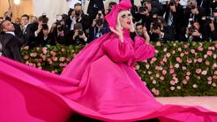 Lady Gaga y Ariana Grande se vuelven periodistas para su nuevo material: lo mejor que verás hoy