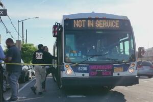 Hombre muere tras ser baleado dentro de un autobús de la MTA en el Bronx.