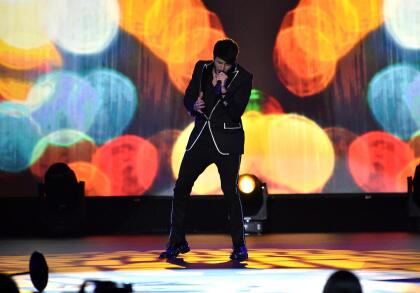 El cantautor colombiano Sebastián Yatra se lució con una magistral entrega de 'Volverte a ver', tema que en el 2004 se apoderó del primer lugar de las listas de Billboard.