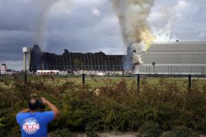 Tustin no reabrirá escuelas contaminación asbesto incendio hangar