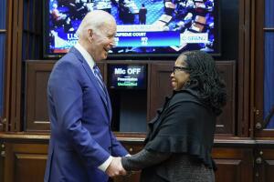 El presidente Joe Biden y la jueza Ketanji Brown Jackson presencian en la Casa Blanca la votación de confirmación en el pleno del Senado.