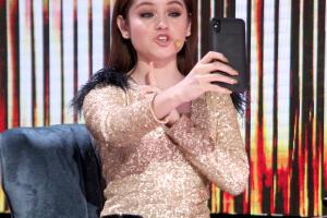 Karol Sevilla vestido dorado