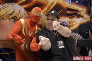 Dan Slott posa junto a Superior Spider-Man