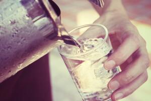 agua-copo-jarra-0219-1400x800.jpg