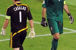 Spanish goalkeeper Iker Casillas (L) wal