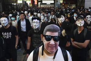 Manifestantes llevan máscaras en una protesta callejera en Hong Kong.