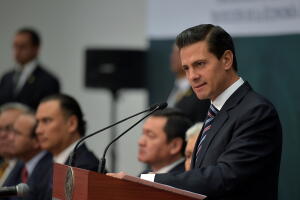 Erique Peña Nieto durante la firma del tratado para fomentar la economía de las familias.