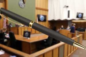 Ramello Randle, en juicio por asesinato, apuñala a su abogado y agrede al fiscal. El acusado, que ya ha causado la implosión de un juicio previo, está acusado de asesinar a su exnovia y atentar contra un hombre en una disputa por la custodia