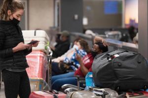 Nueva variante ómicron preocupa autoridades de salud en Arizona. 