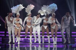 El "incalificable" estilo de Albertano para cantar y bailar 'Macumba'