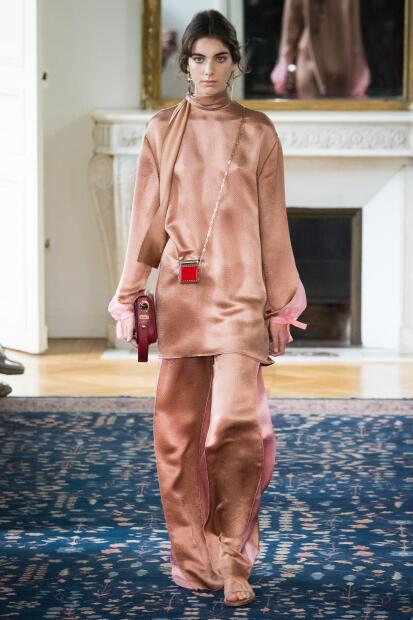 Te acuerdas de aquellos mini monederos que llevaban las abuelas? Ahora son lujosos y se cuelgan del cuello | Estilo Vida Moda |