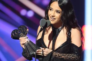Becky G ganó uno de los premios en la gala de los iHeartRadio Music Awards 2023.