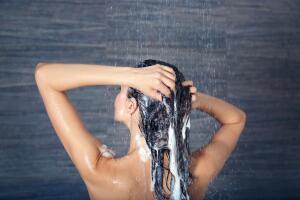 mujer-lavando-cabello-shampoo.jpg
