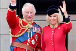 El rey Carlos III y la reina consorte Camilla en el desfile Trooping the colour 2023