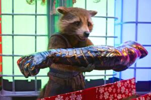 Cómo Nebula obtuvo el brazo de Bucky para Rocket en The Guardians of the Galaxy Holiday Special (28).jpg