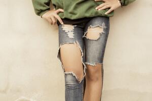 ripped-jeans-sudadera-verde.jpg