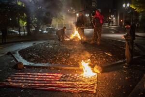 Manifestantes queman una bandera estadounidense en Portland, Oregon, el 4 de noviembre del 2020.