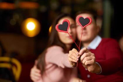 Por eso vemos con frecuencia alguien que nos dice “según la compatibilidad general mi signo no es compatible con el de mi pareja, pero nos llevamos de lo mejor”, en cuyo caso es posible que se deba a que los signos solares no son altamente compatibles, pero al estudiar sus cartas natales respectivas descubrimos que tienen ascendentes comunes muy compatibles o aspectos de Venus y la Luna que son altamente favorables.