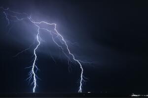 El Servicio Nacional de Meteorología advierte que un rayo puede impactar a kilómetros del núcleo de una tormenta.