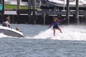 Shakira surfeando en Miami