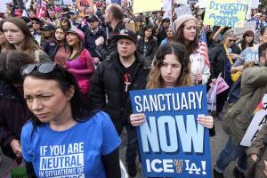Los Ángeles vota para ser ciudad santuario para hacer frente a deportaciones masivas de Trump
