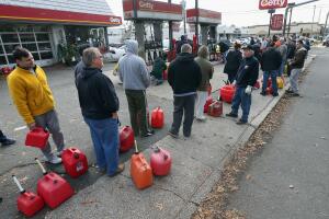Largas filas de personas tratando de obtener combustible fueron una situación común después del paso del huracán Sandy por el norte de la costa este de Estados Unidos en noviembre de 2012.