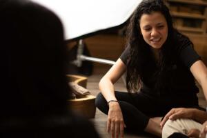 La fotógrafa de recién nacidos ha creado un espacio seguro e inclusivo para familias, especialmente aquellas con niños neurodiversos.