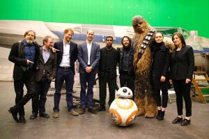 Príncipes William y Harry en premiere de Star Wars