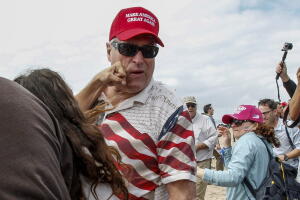Un hombre con una camiseta de 'Make America Great Again' recibe un puñetazo