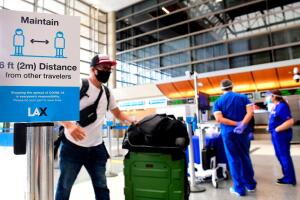 El aeropuerto de Los Ángeles añadió procesos adicionales en la zona de seguridad para detectar posibles pasajeros con covid-19.