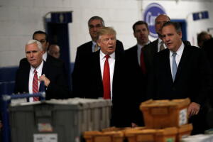 Mike Pence, Donald Trump y Greg Hayes
