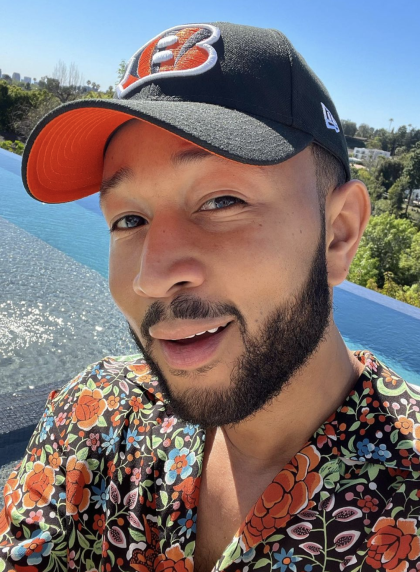 La colaboración estaría a cargo por nada mas y nada menos que de una de estrella del pop John Legend, reconocido por su canción “All of me”.