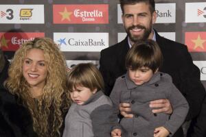 Shakira y Piqué con Milan y Sasha en una entrega de premios.