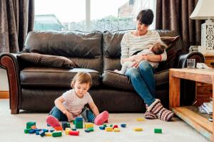 msma-amamanta-bebe-cuida-nina-jugando.jpg