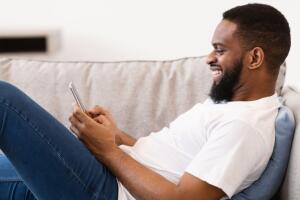 hombre usando su celular.jpg