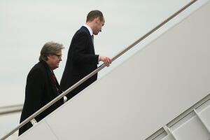 Los asesores presidenciales Steve Bannon y Stephen Miller abordan el Air Force One en marzo de 2017.
