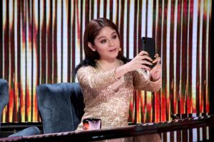 Karol Sevilla vestido dorado