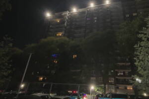 Mujer muere y bebé se reporta en estado crítico tras caer de un edificio en el Bronx.