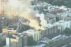Incendio de cuatro alarmas consume edificio de apartamentos en el Bronx.