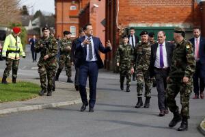 El primer ministro irlandés vuelve al hospital para ayudar contra coronavirus