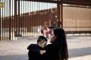 Crónicas de la frontera | Así es el cruce de migrantes a través de Nogales